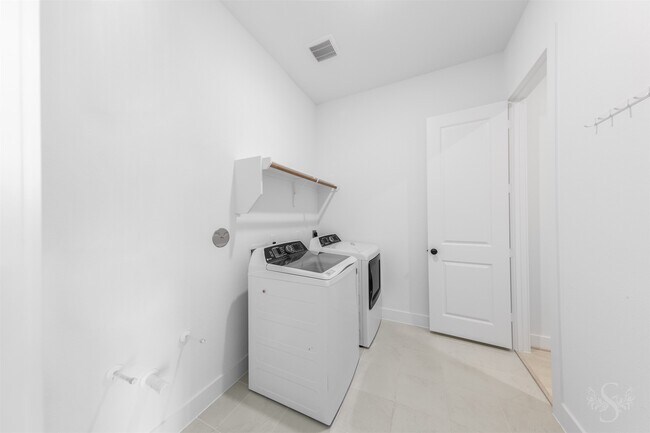Building Photo - 7526 Sunny Oak Ln