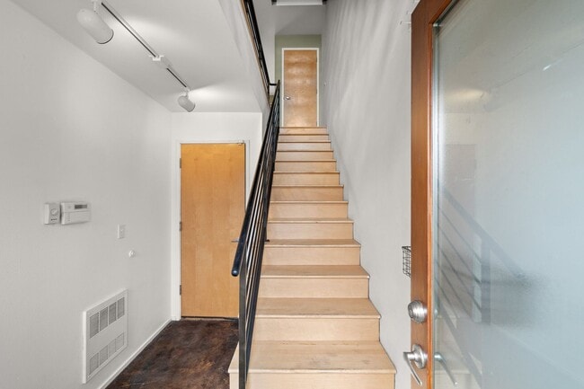 Building Photo - 2 BR 2 BA Townhome in North Tabor- 3 Levels!