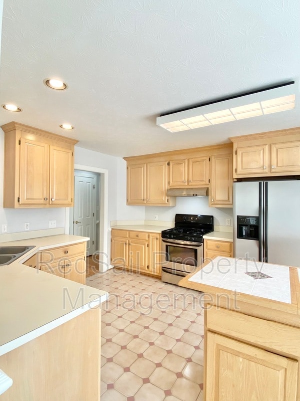 Building Photo - 6 Pine Lake Ct