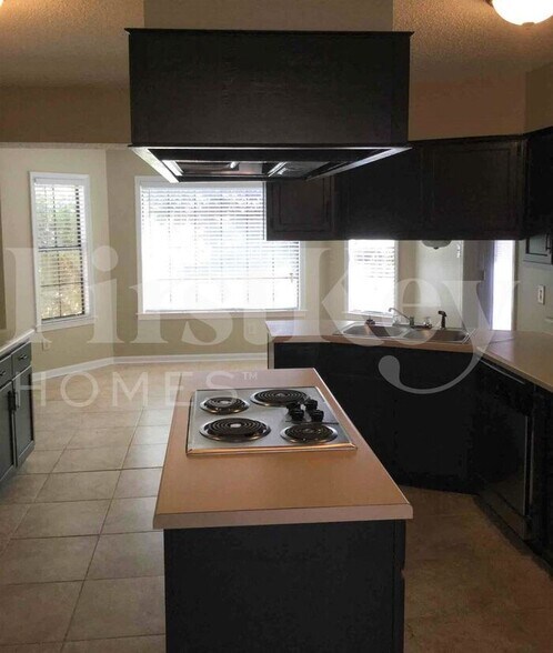 Building Photo - 2000 Littlemore Dr