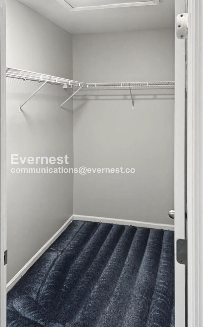 Building Photo - 2 Bed/2.5 Bath Condo with Garage / Pet-Friendly / Available Now!