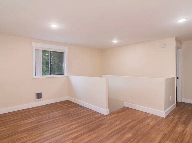 Building Photo - Spacious 4-Bedroom duplex Near EWU – Cheney, WA