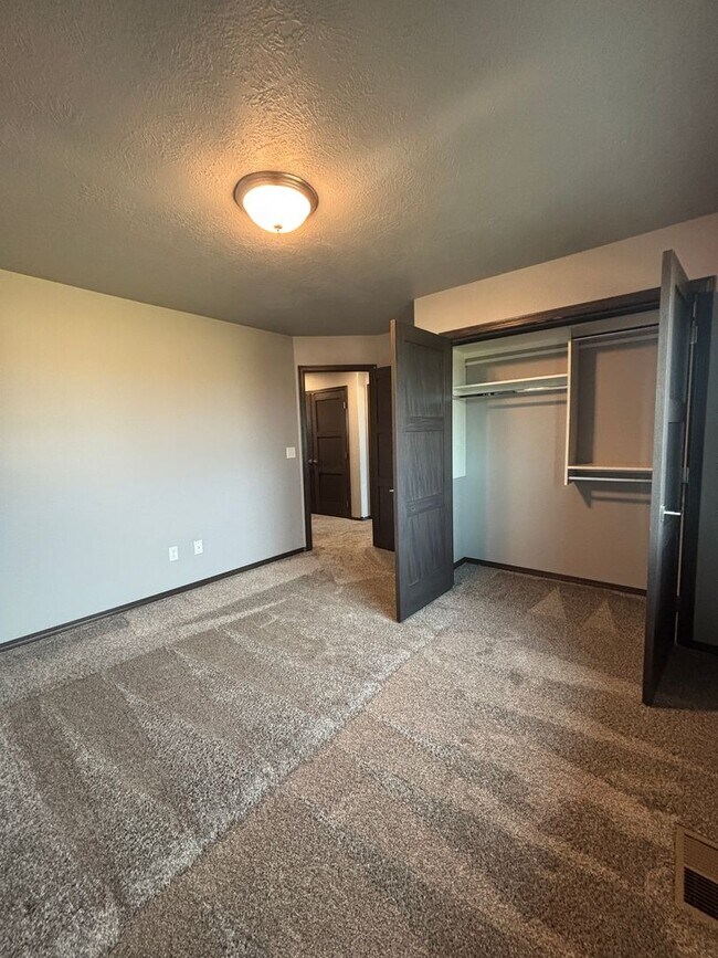 Building Photo - Spacious 3-Bedroom Home