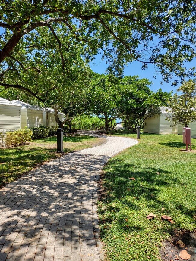 Building Photo - 445 Grand Bay Dr