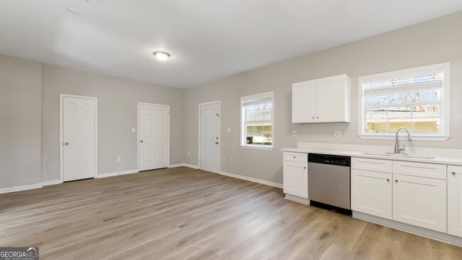 Building Photo - 848 Ridge Ave NW