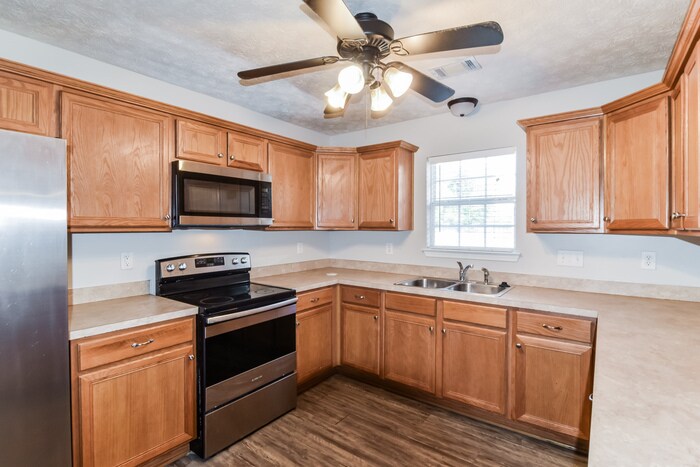 Building Photo - 231 Thornfield Dr