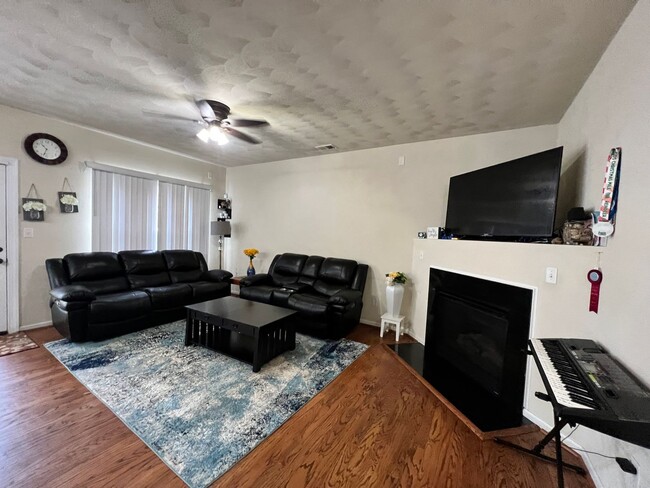 Building Photo - 3 bedroom home in sought after Whitaker Pl...