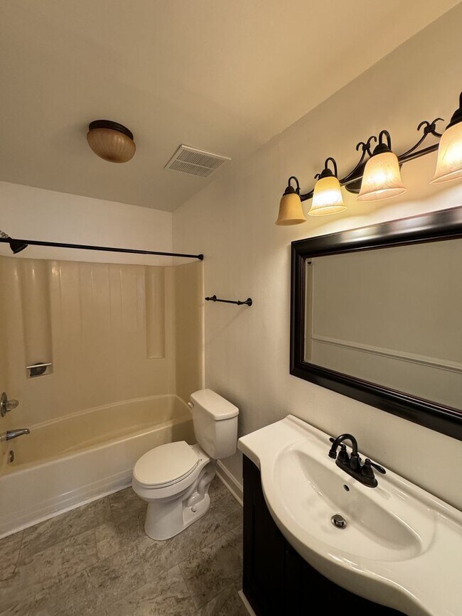 Building Photo - Cozy 3BR Townhome!