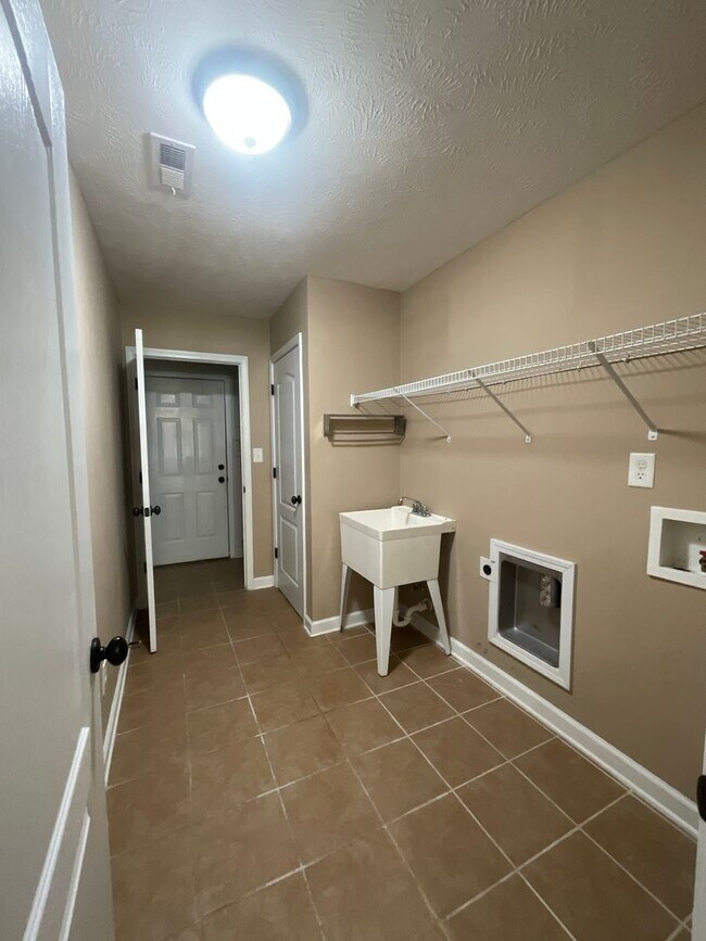 Building Photo - 404 Windover Dr