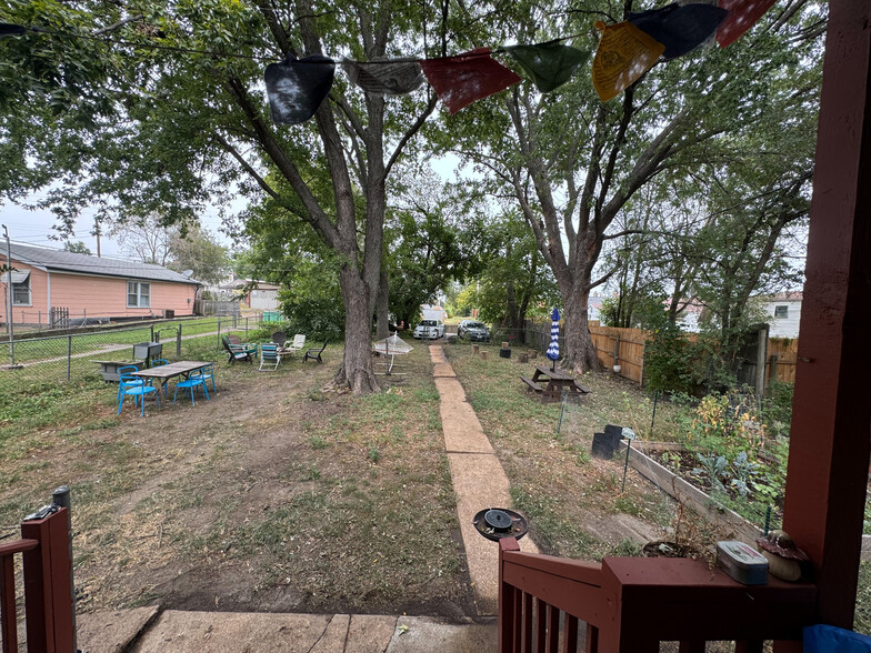 Shared large (double lot) backyard, available for all residents to use. - 5313 Magnolia Ave