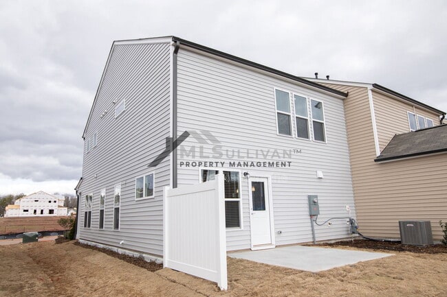 Building Photo - 1010 Crater Lk Wy