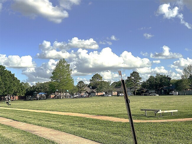 Building Photo - 4910 Linden Pl