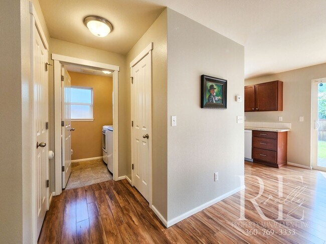 Building Photo - Spacious Silverdale Home with Large Fenced...