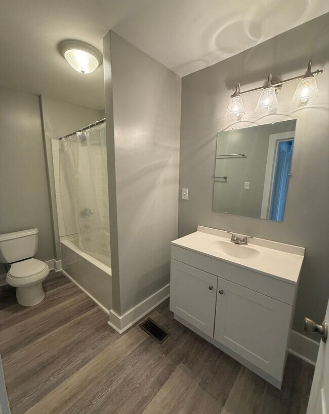 Building Photo - Close To Downtown & Vibrant Winston Attractions!!