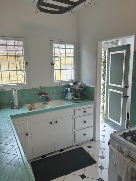 Building Photo - 5924 W 2nd St