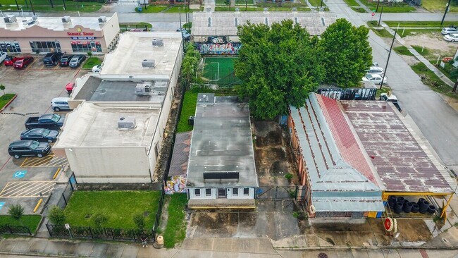 Building Photo - 1804 N Main St
