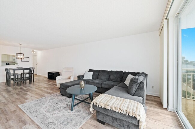 Building Photo - 1050 Hillsboro Mile