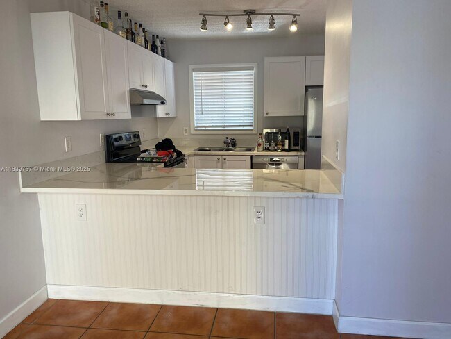 Building Photo - 6215 SW Kendale Lakes Cir