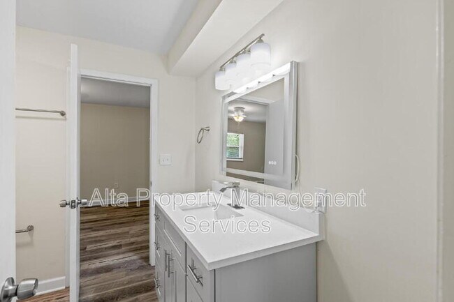 Building Photo - 11359 Bedford Oaks Dr