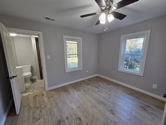 Building Photo - Charming 3-Bedroom Ranch Home with Fenced ...