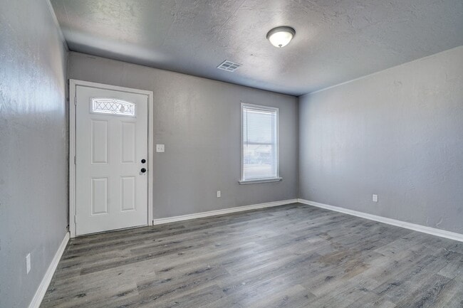 Building Photo - Prime Location! 2BR/1BA Home Minutes from ...