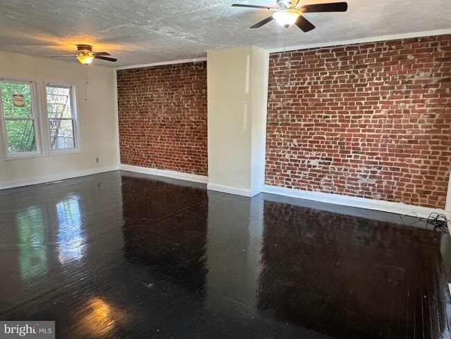 Primary Photo - 2411 West St