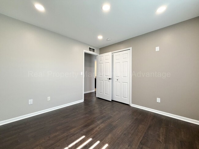 Building Photo - Rare Corner Upper Condo with Vaulted Ceilings, Private Balcony and 2 Car Garage - Right Across fr...