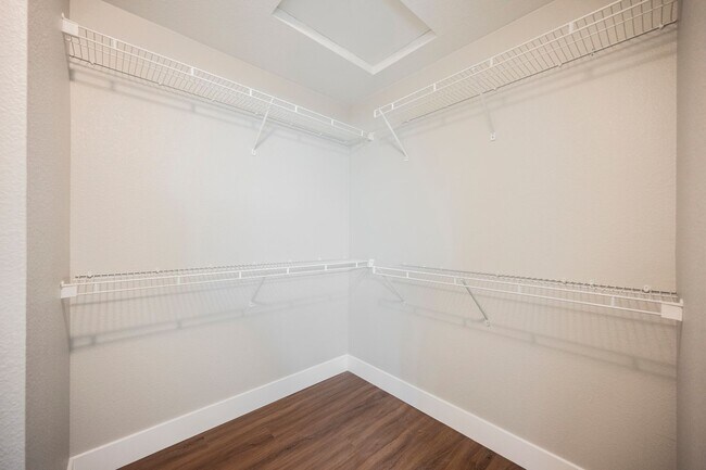 Building Photo - Fully Remodeled 3-Bedroom Townhome