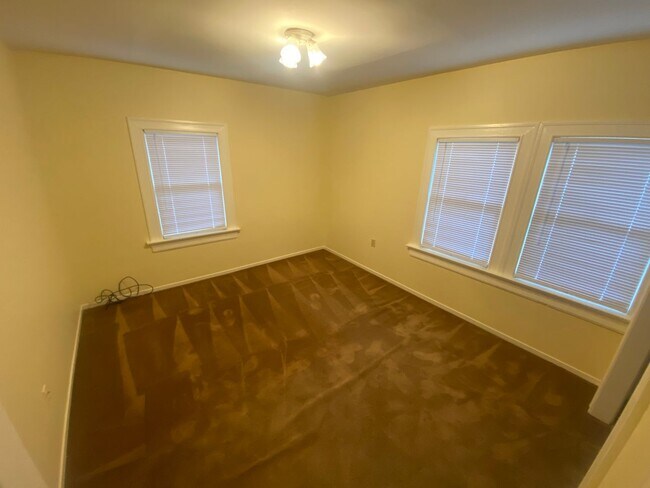 Building Photo - Advent - Gorgeous 5 Bedroom Home With Front/Backyard, Driveway & Washer/Dryer!