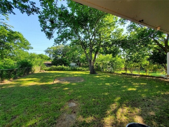 Building Photo - 605 Pershing Dr