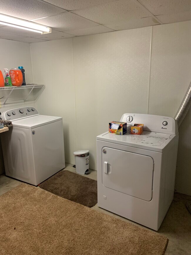 Building Photo - 409 E Cherry St