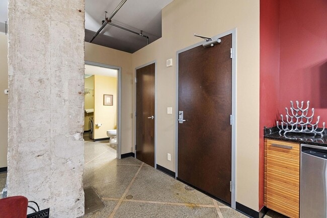 Building Photo - 350 St Peter St