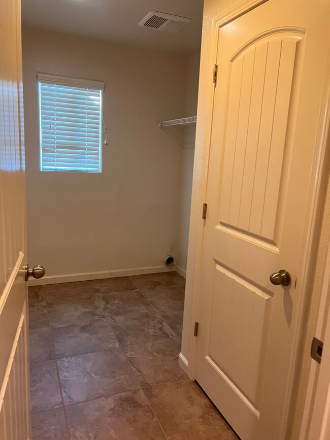 Building Photo - 2578 Bell Port Ave