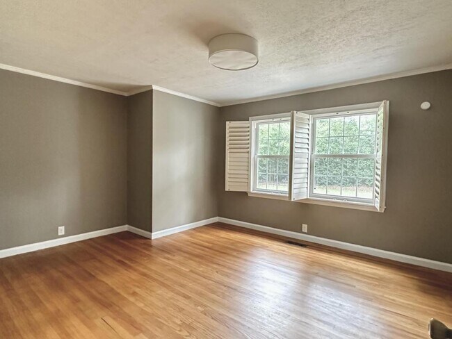 Building Photo - 2530 Mirror Lake Dr