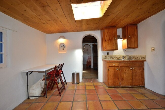 Building Photo - 142 Duran St