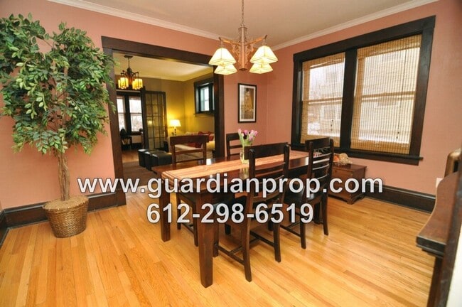 Building Photo - Merriam Park Condo Available September 1st, Main Floor Corner Unit, Hardwood Floors, Sunroom, Par...