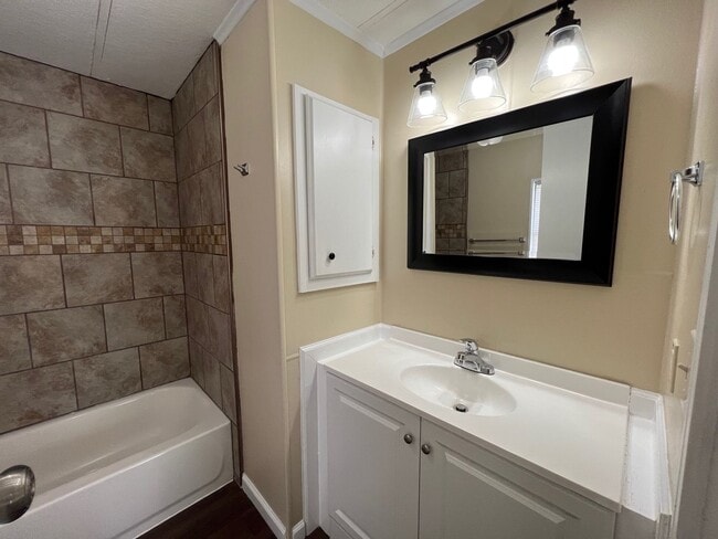 Building Photo - Spacious 3 bedrooms / 2 bath