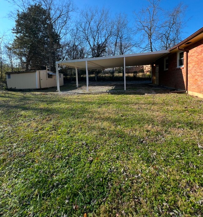 Building Photo - All Brick, 3 Bedroom Ranch in Hendersonvil...