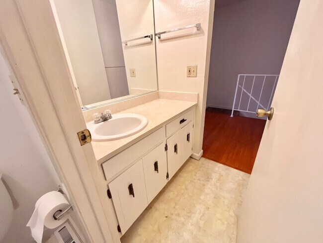 Building Photo - Adorable 3 bed / 1.5 bath Condo