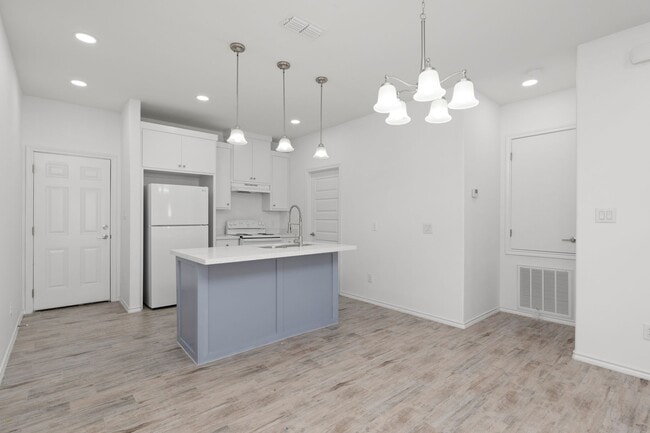 Building Photo - 2712 Rosa Dr