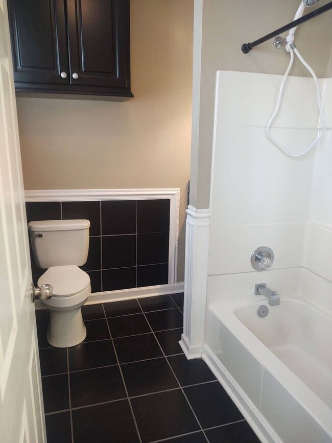 Building Photo - 4 bedroom 2 bathroom pet friendly house!