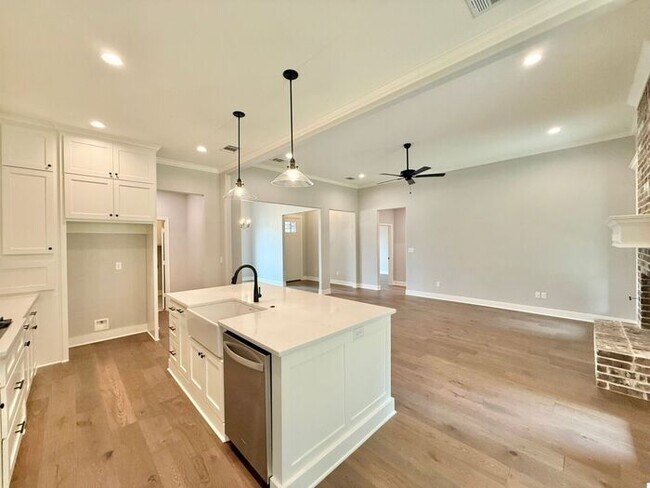 Building Photo - Beautiful and Spacious 3-Bedroom, 2-Bath R...