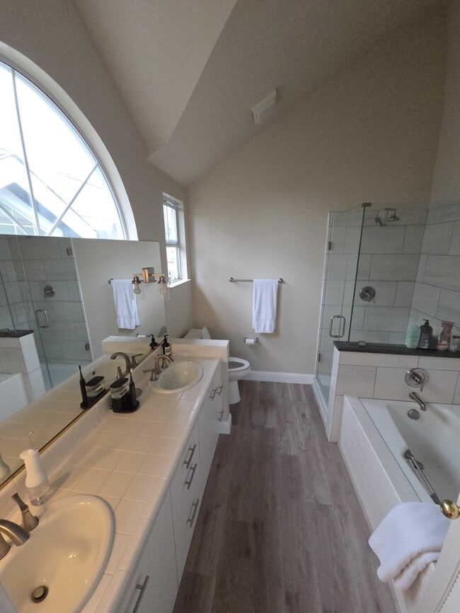 Building Photo - 10 Gregory Pl