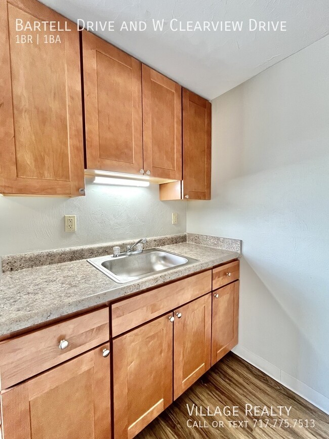 Building Photo - No Steps! Remodeled 1-Bed Convenient to I-...