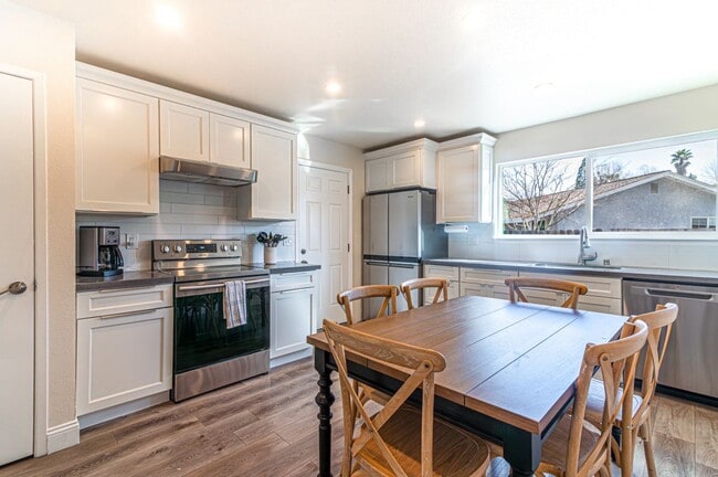 Building Photo - 208 Vista Ct