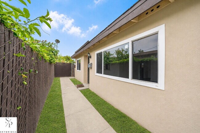 Building Photo - "Charming 2-Bed Sanctuary in the Heart of Downey – Your Ideal Urban Retreat Awaits!"