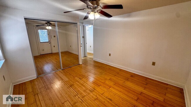 Building Photo - Spacious 3bd/3ba on Broadway!