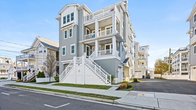 Building Photo - 701 E 8th St