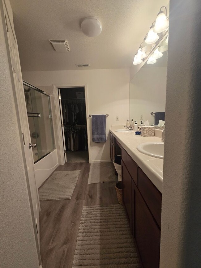 Building Photo - 3BR 2 BA available Feb 1st