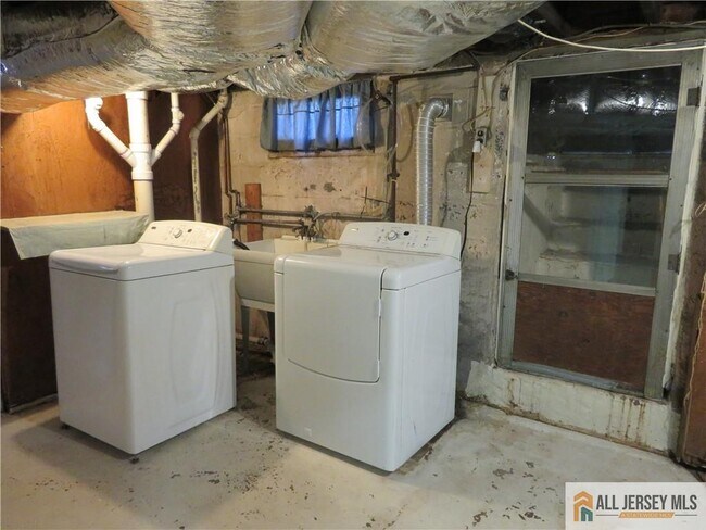 Building Photo - 52 Avenel St